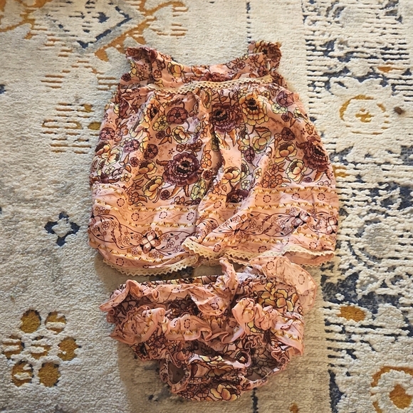 Ruffle outfit - Picture 1 of 1